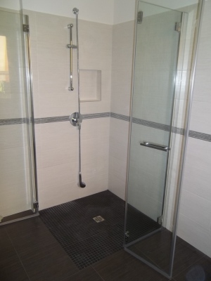 cabina doccia in vetro per disabili a filo pavimento