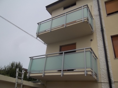 balconi in alluminio vetro finiti